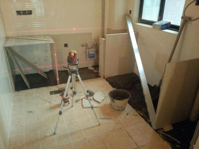 墙砖打孔后的地方怎么修补好(墙砖打孔后的地方怎么修补好看图片)