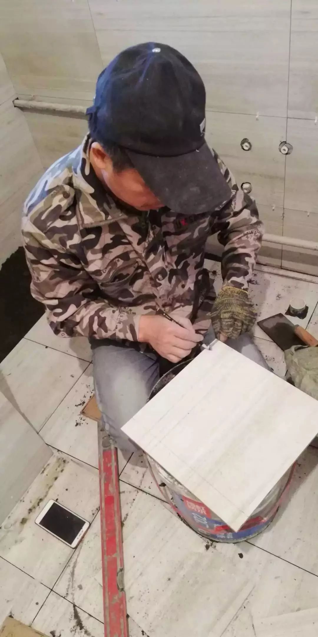 瓷砖师傅包含做哪些事情(瓷砖店推荐的铺砖师傅怎么样)