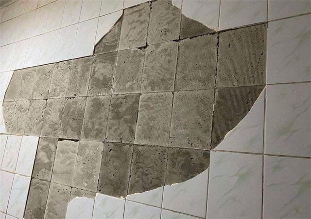 刚贴好的瓷砖空鼓是怎么回事(刚贴好的瓷砖发现在空鼓了怎么办)