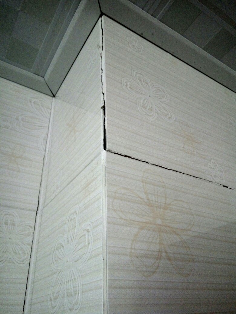 墙砖裂了什么原因引起的(墙砖裂了什么原因引起的图片)