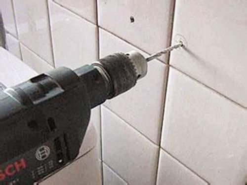 瓷砖墙壁打孔技巧图解(墙壁瓷砖打孔用什么方法好)