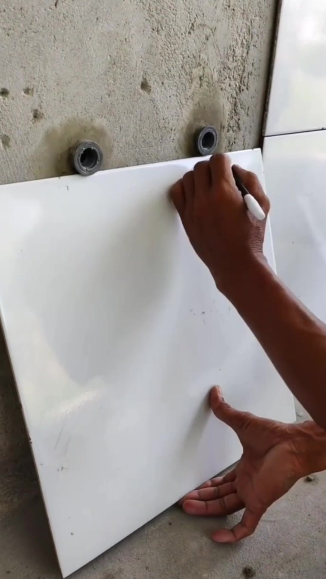 墙砖上打孔固定水管怎么安装(墙砖上打孔固定水管怎么安装的)